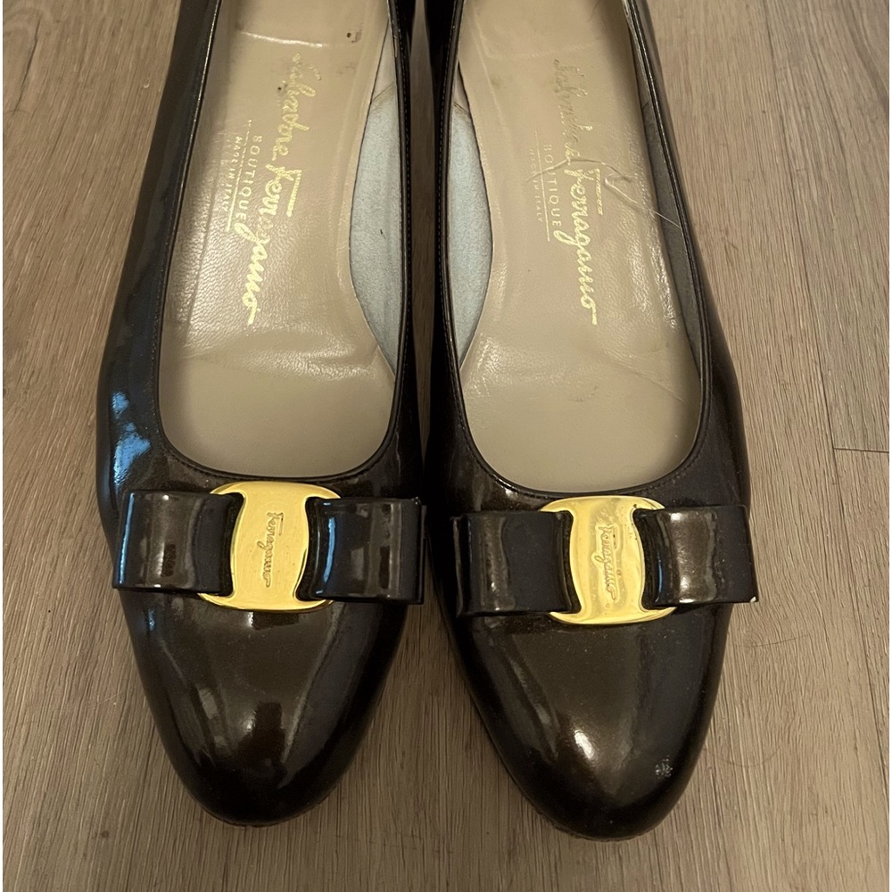 Salvatore Ferragamo Vara Bow Pump Brown Leather Gold hardware 9B Italy Classic